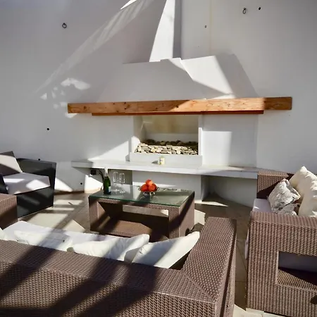 Modern With Heated Pool, Jacuzzi, Sauna, Sleeps 10 Villa