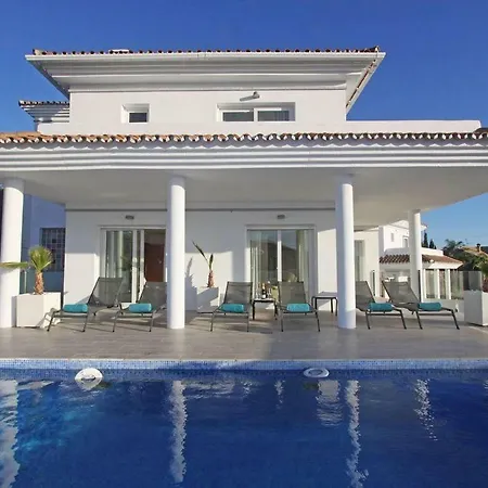 Modern With Heated Pool, Jacuzzi, Sauna, Sleeps 10 Villa