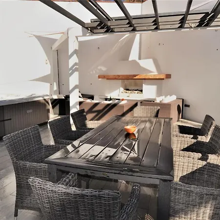 Modern With Heated Pool, Jacuzzi, Sauna, Sleeps 10 Villa