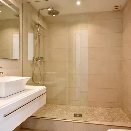 Modern With Heated Pool, Jacuzzi, Sauna, Sleeps 10